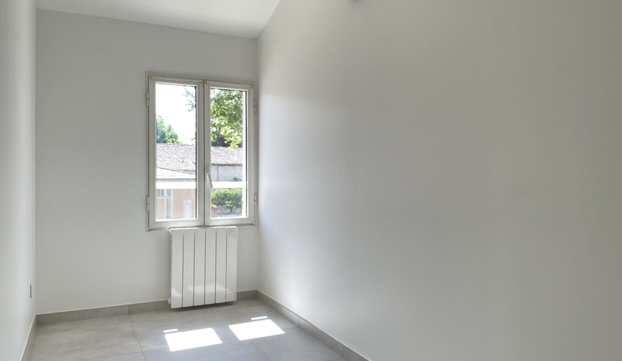 Velleron duplex avec terrasse et garage bureau