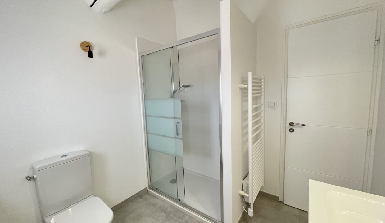Velleron duplex avec terrasse et garage douche italienne