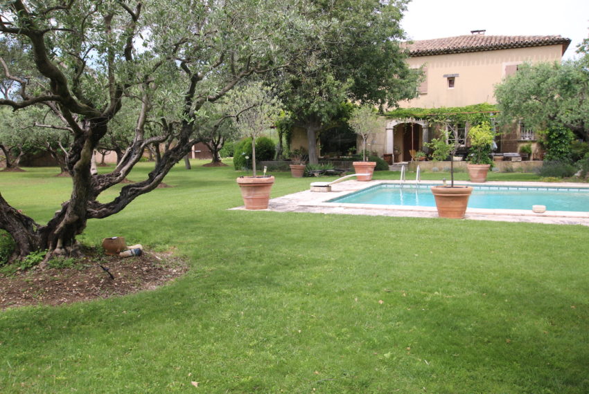 Carpentras demeure de charme jardin piscine