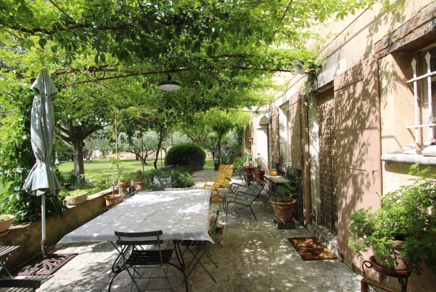 Carpentras demeure de charme terrasse glycine