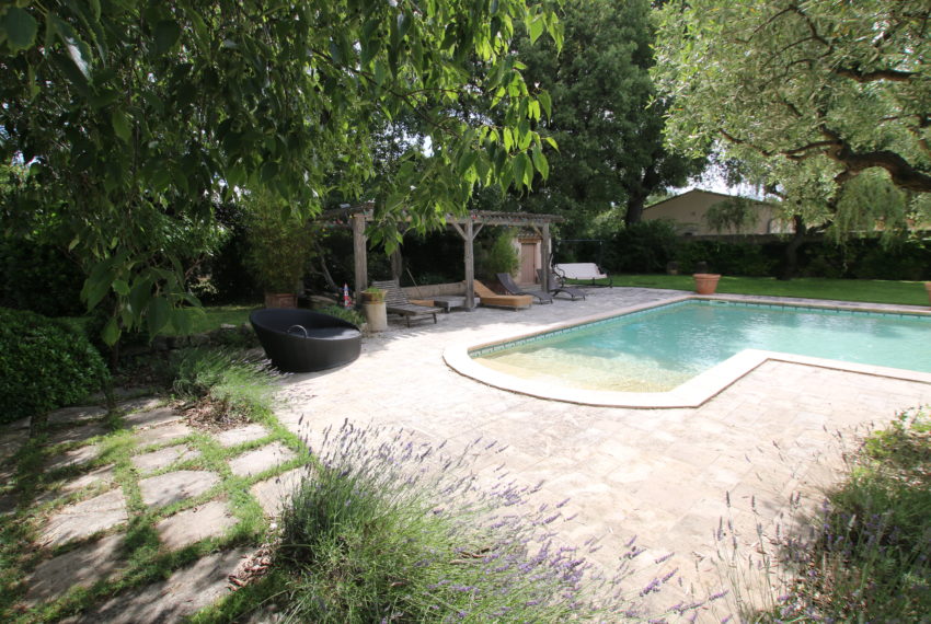 Carpentras demeure de charme vue pool house