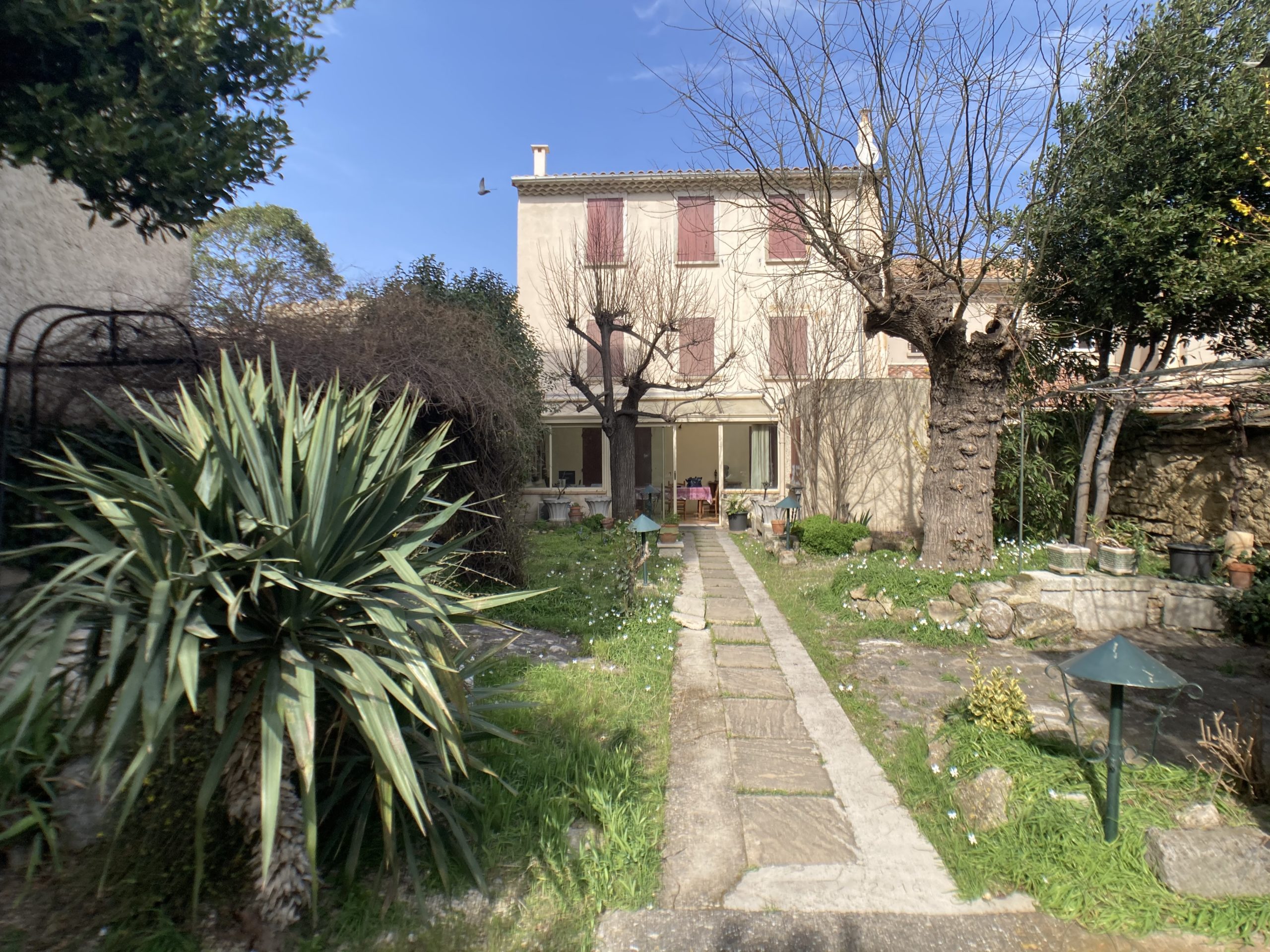 Carpentras : maison avec jardin et deux garages