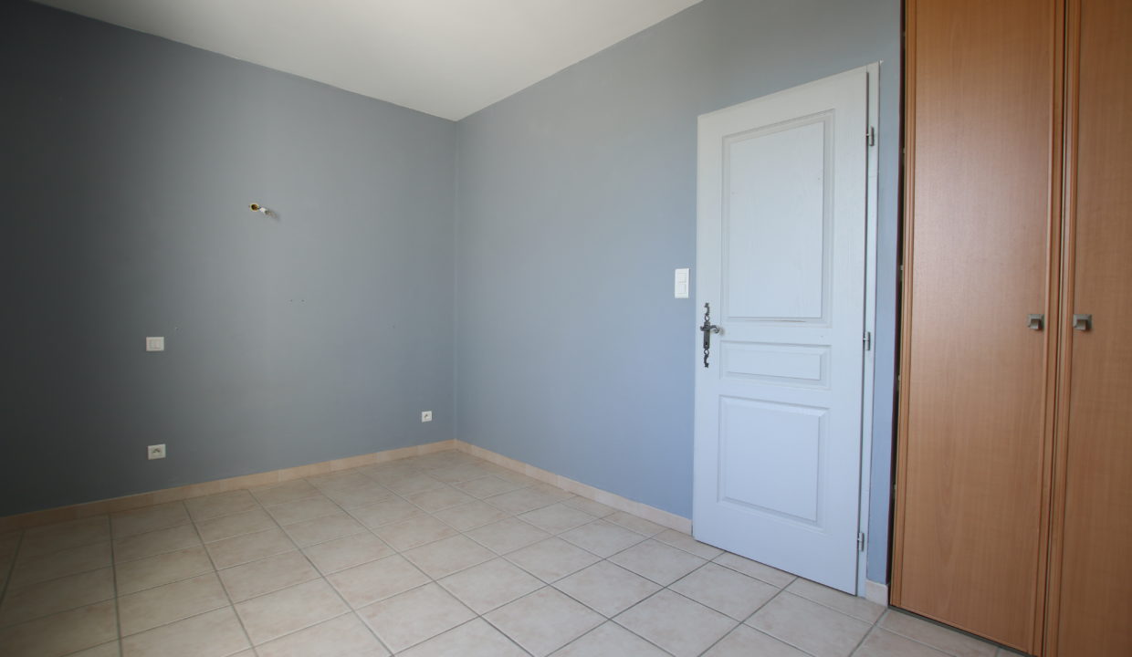 Carpentras duplex jardin chambre penderie