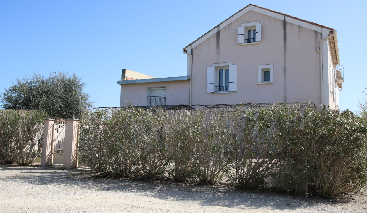 Carpentras duplex jardin vue depuis parking