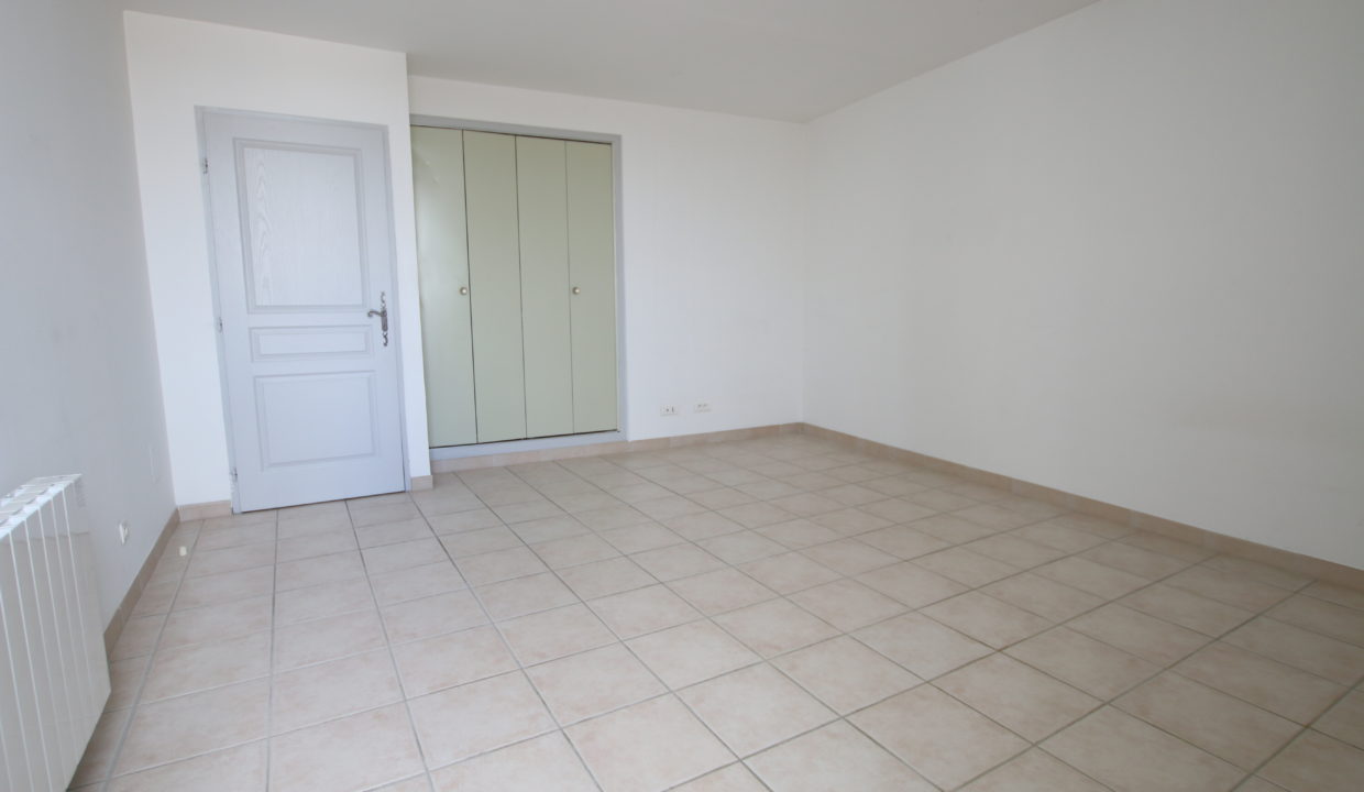 Carpentras appartement avec grande terrasse chambre