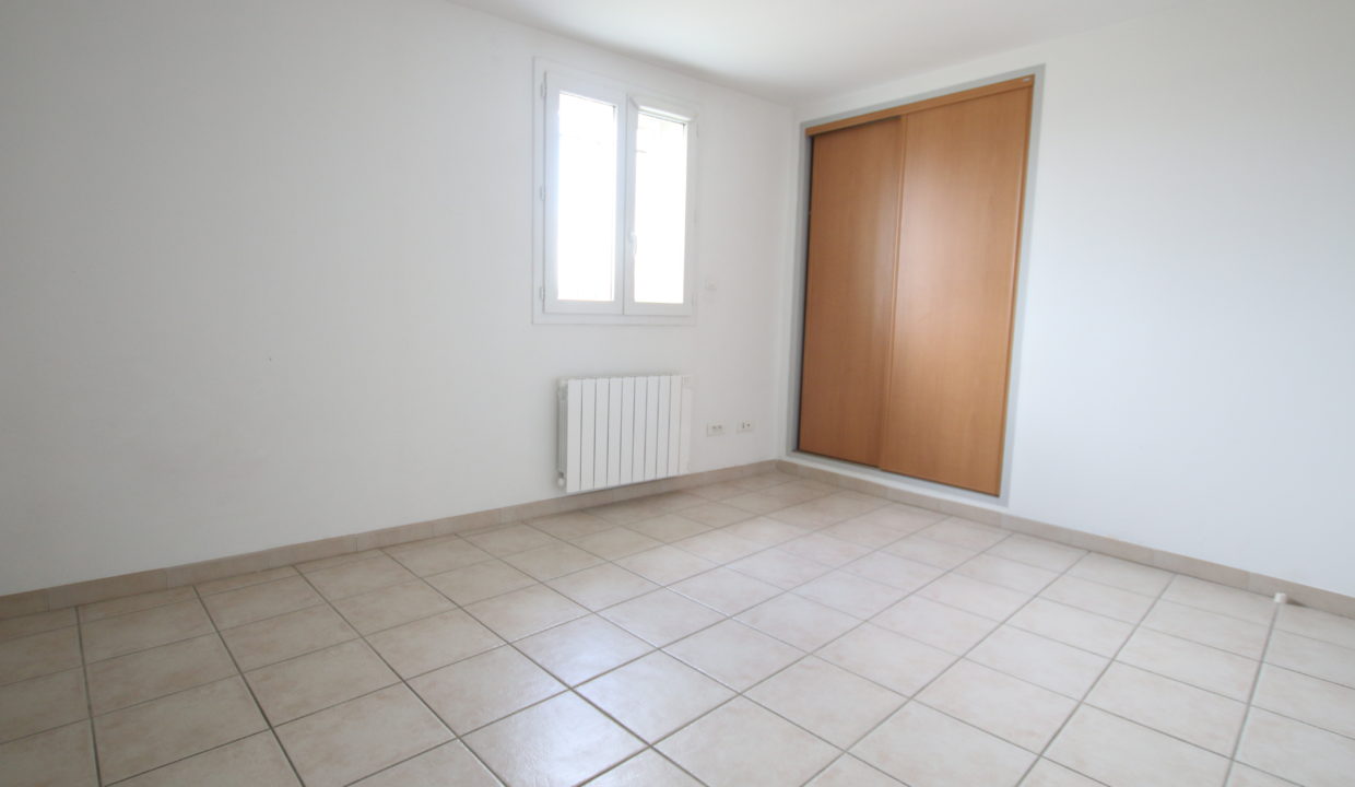 Carpentras appartement avec grande terrasse chambre placard