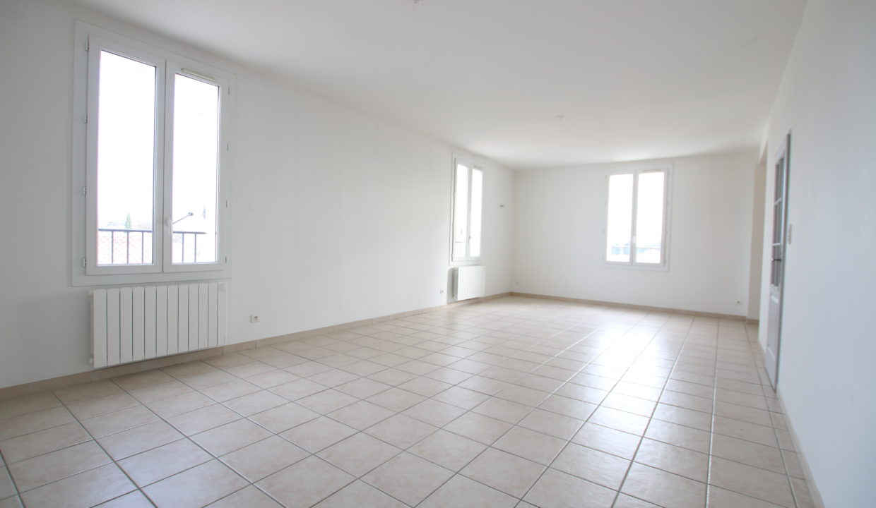 Carpentras appartement avec grande terrasse grand sejour