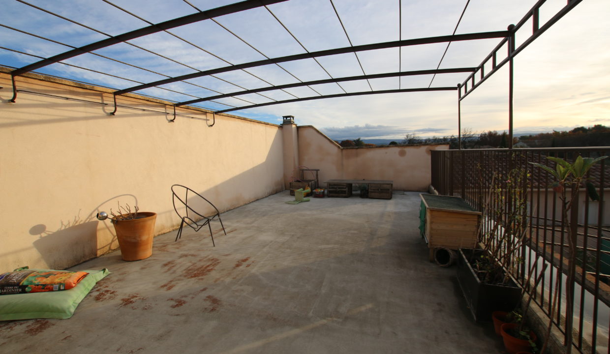 Carpentras appartement avec grande terrasse pergola