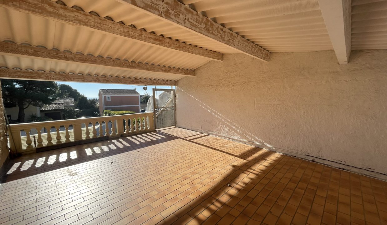 Carpentras appartement avec garage terrasse couverte