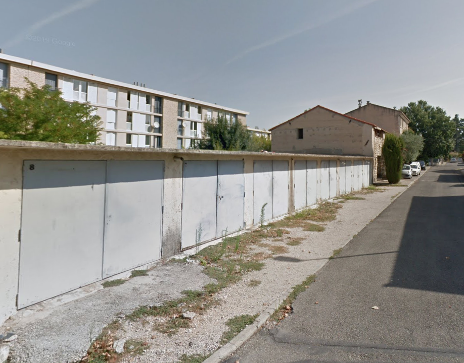 Carpentras grand garage vue rue