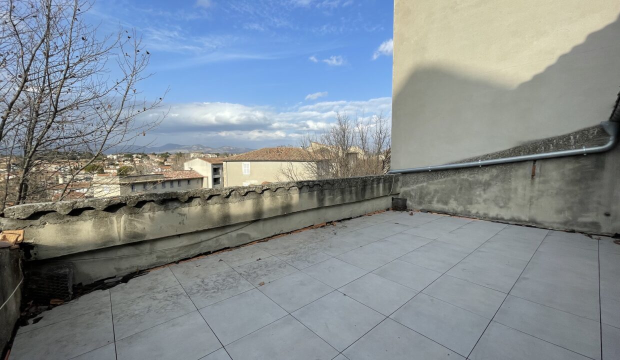 Carpentras maison de ville avec grand garage terrasse toit