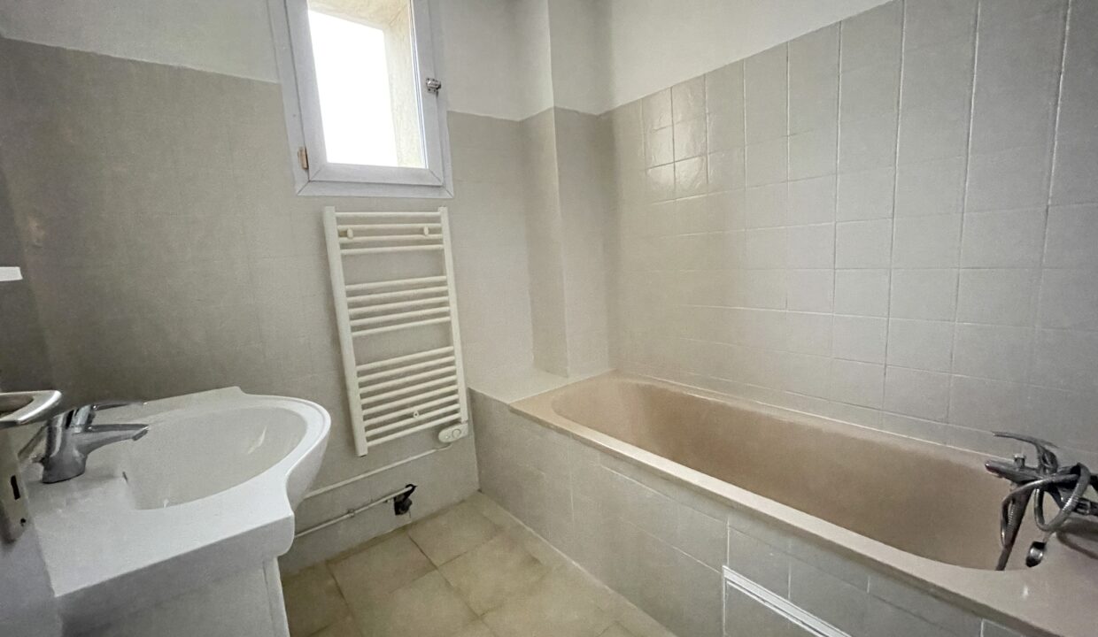 Carpentras appartement avec terrasse jardin et garage baignoire