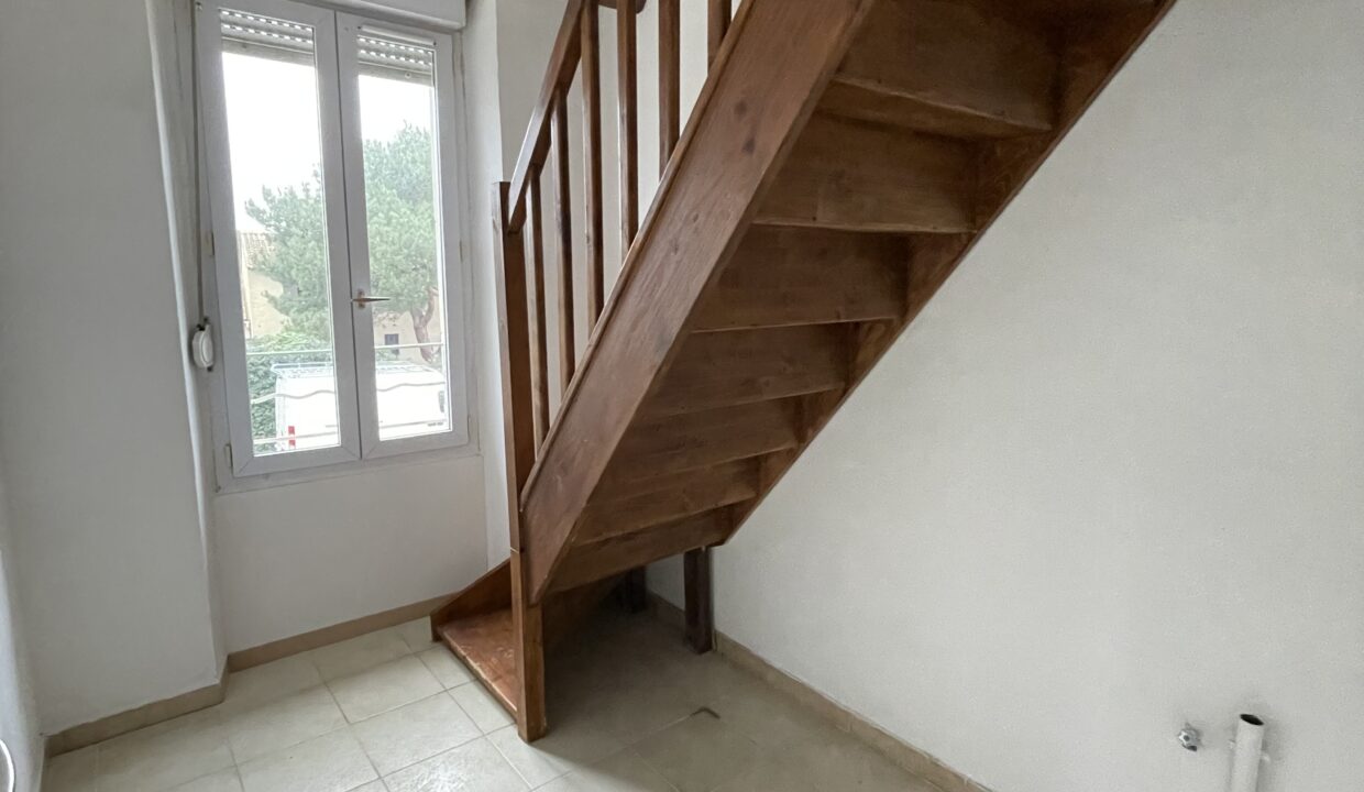 Carpentras appartement avec terrasse jardin et garage buanderie et escalier