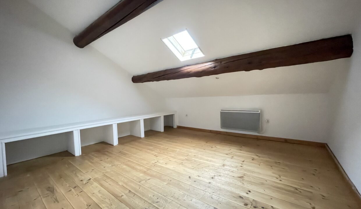 Carpentras appartement avec terrasse, jardin et garage bureau sous toit