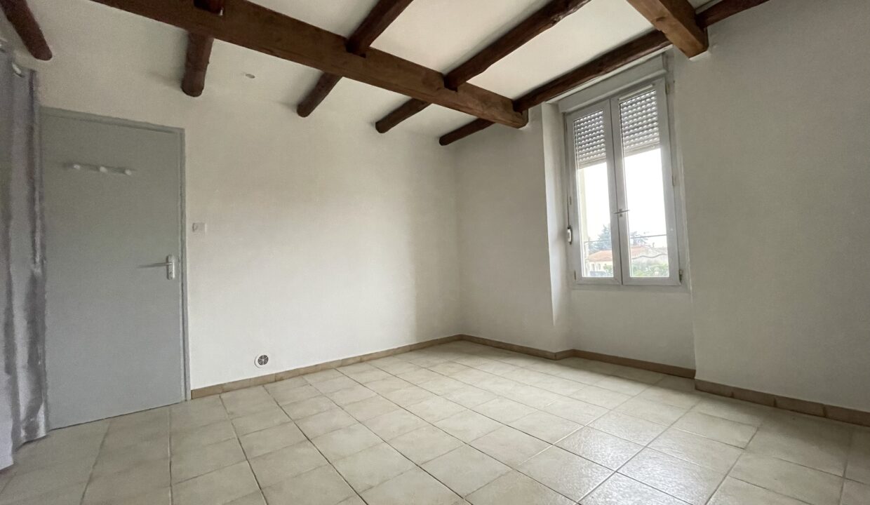 Carpentras appartement avec terrasse, jardin et garage chambre poutres