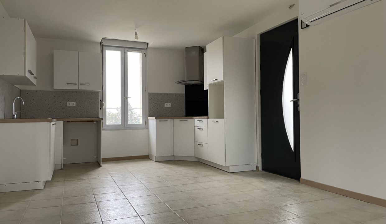 Carpentras appartement avec terrasse jardin et garage cuisine entrée