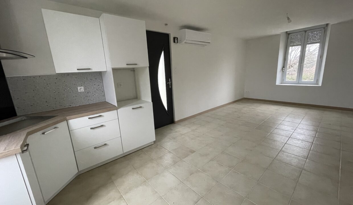 Carpentras appartement avec terrasse, jardin et garage salon salle à manger