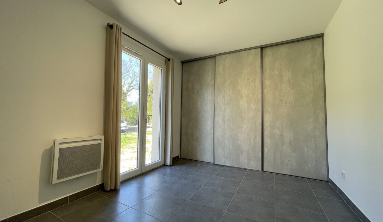 Loriol du Comtat villa recente chambre