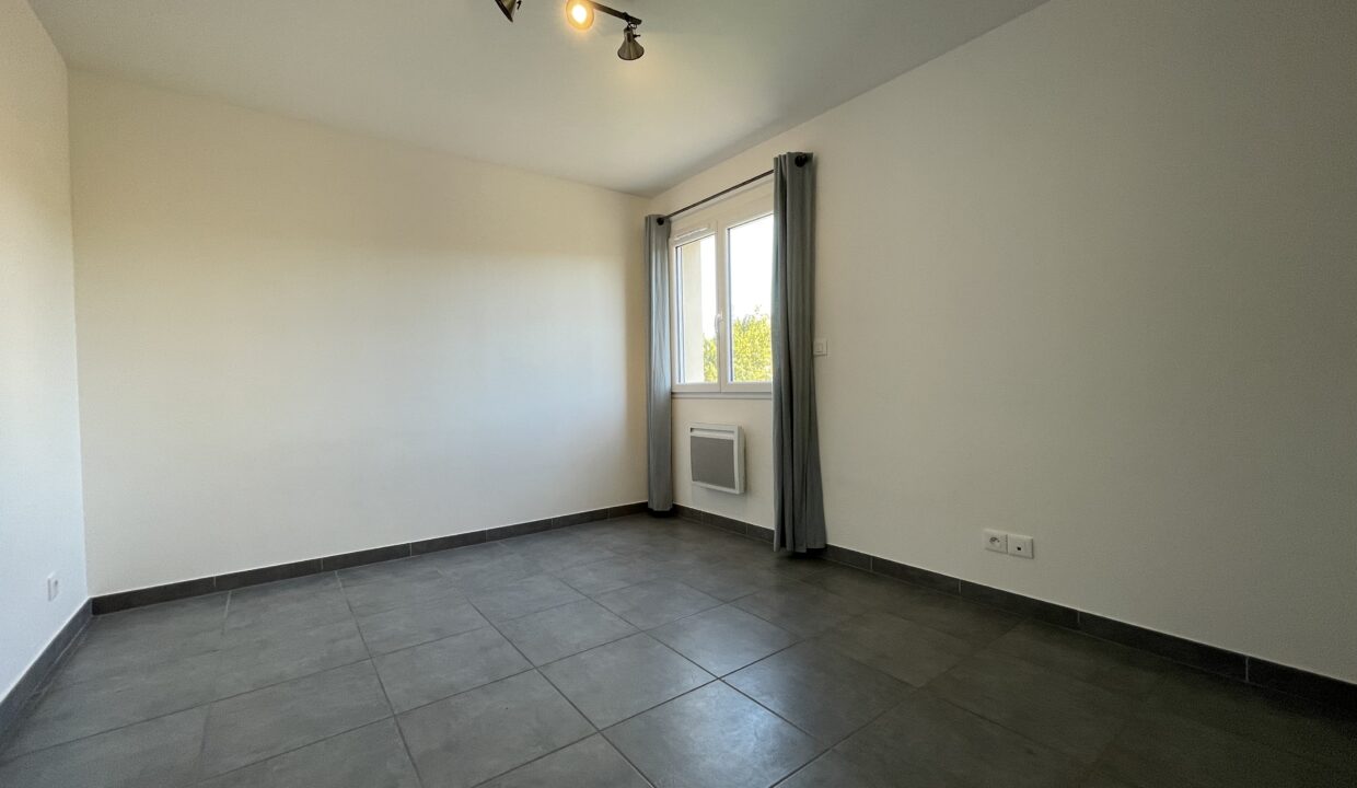 Loriol du Comtat villa recente chambre étage