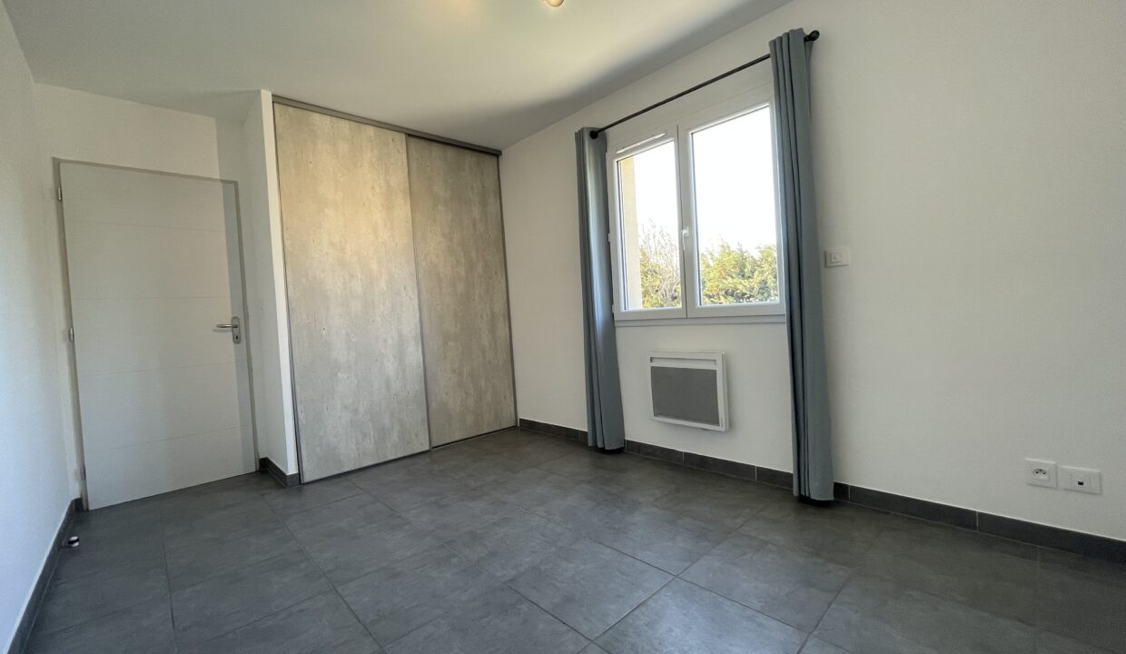 Loriol du Comtat villa recente chambre placard