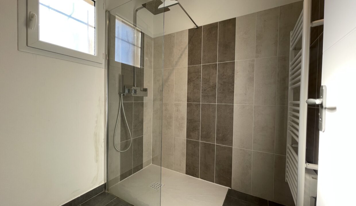 Loriol du Comtat villa recente douche