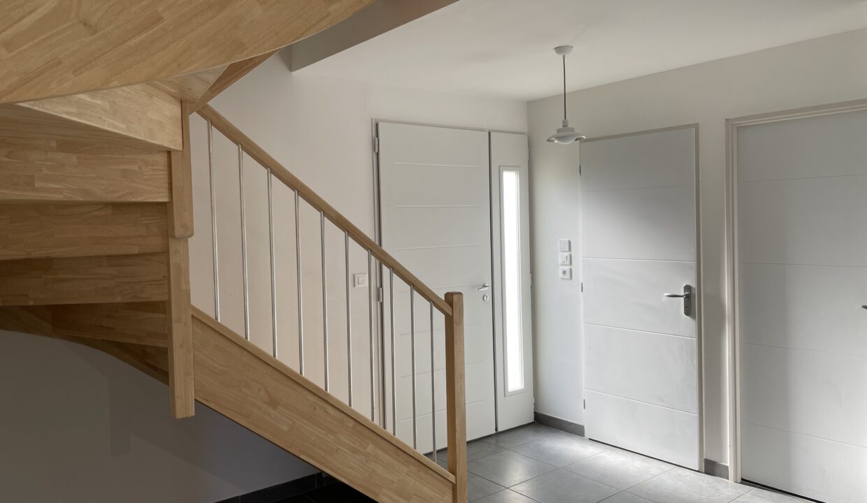 Loriol du Comtat villa recente escalier bois