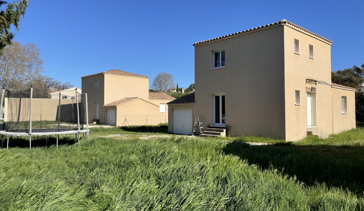 Loriol du Comtat villa recente exterieur