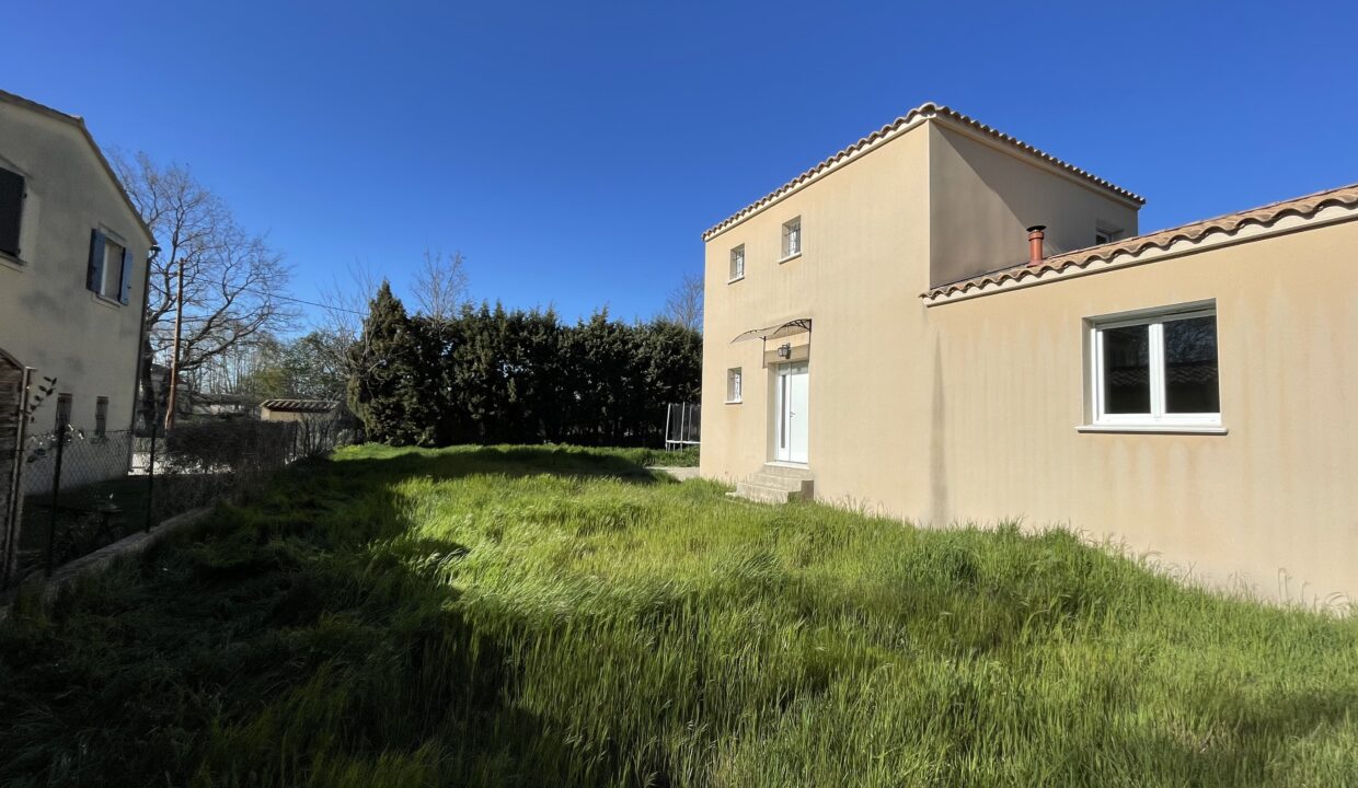 Loriol du Comtat villa recente jardin