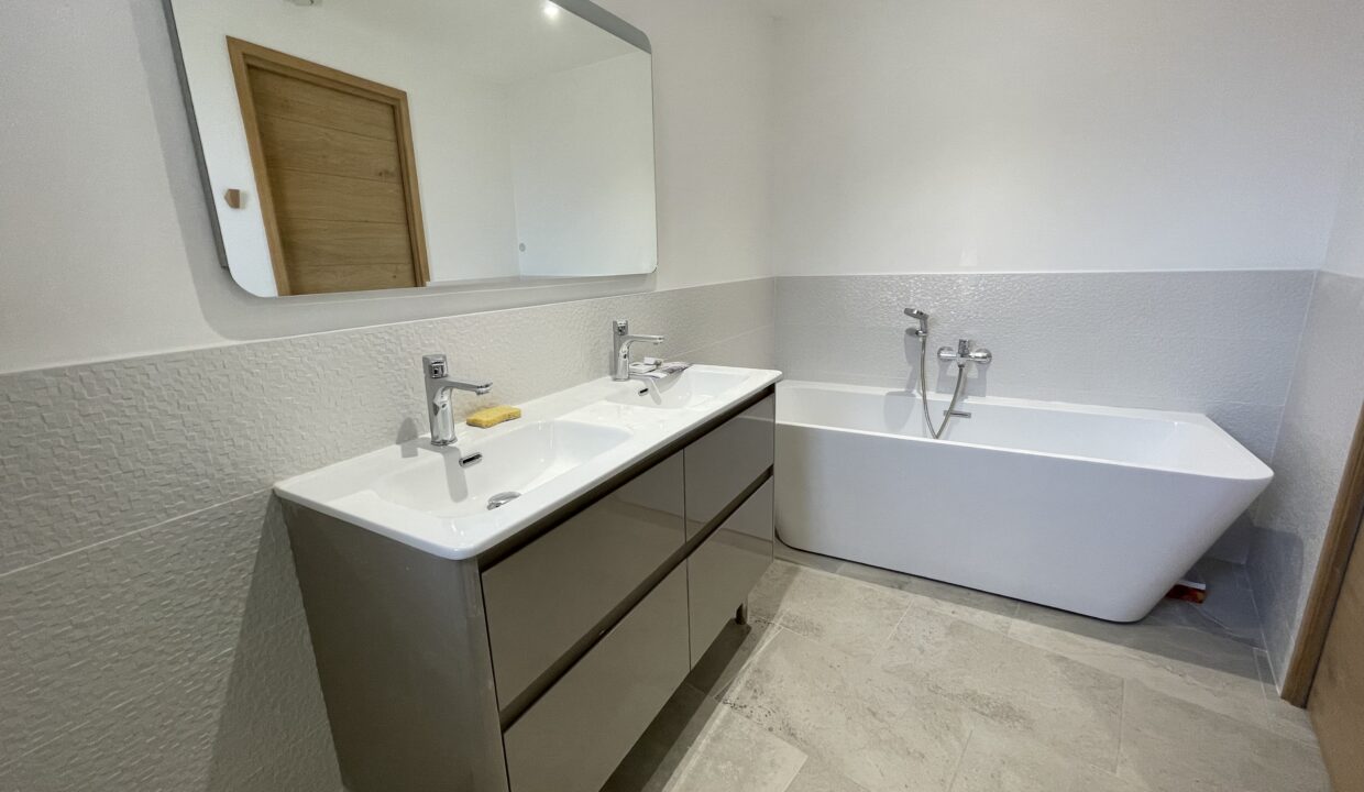 Velleron grand T3 avec terrasse et parking baignoire