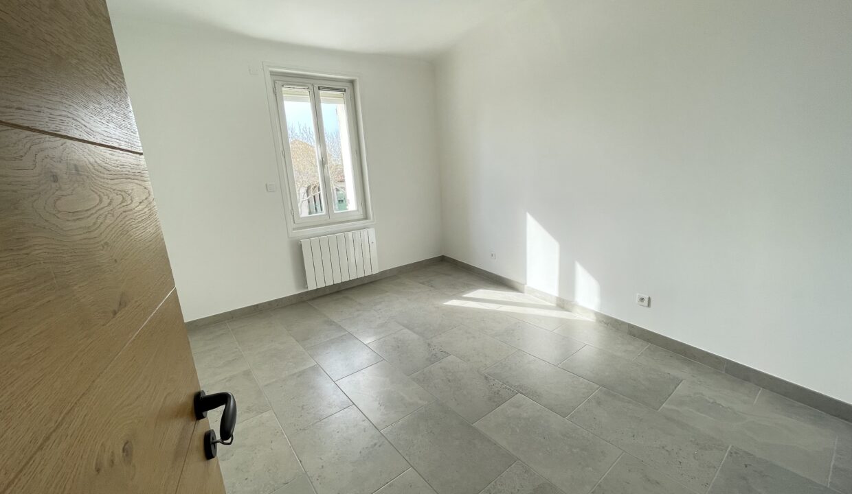 Velleron grand T3 avec terrasse et parking chambre