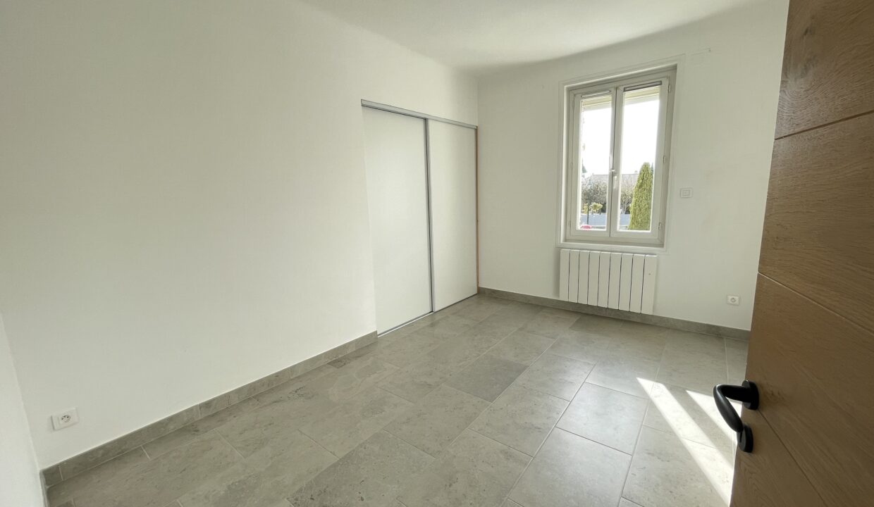 Velleron grand T3 avec terrasse et parking chambre placard