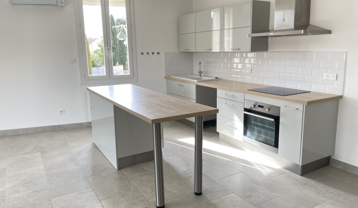 Velleron grand T3 avec terrasse et parking cuisine