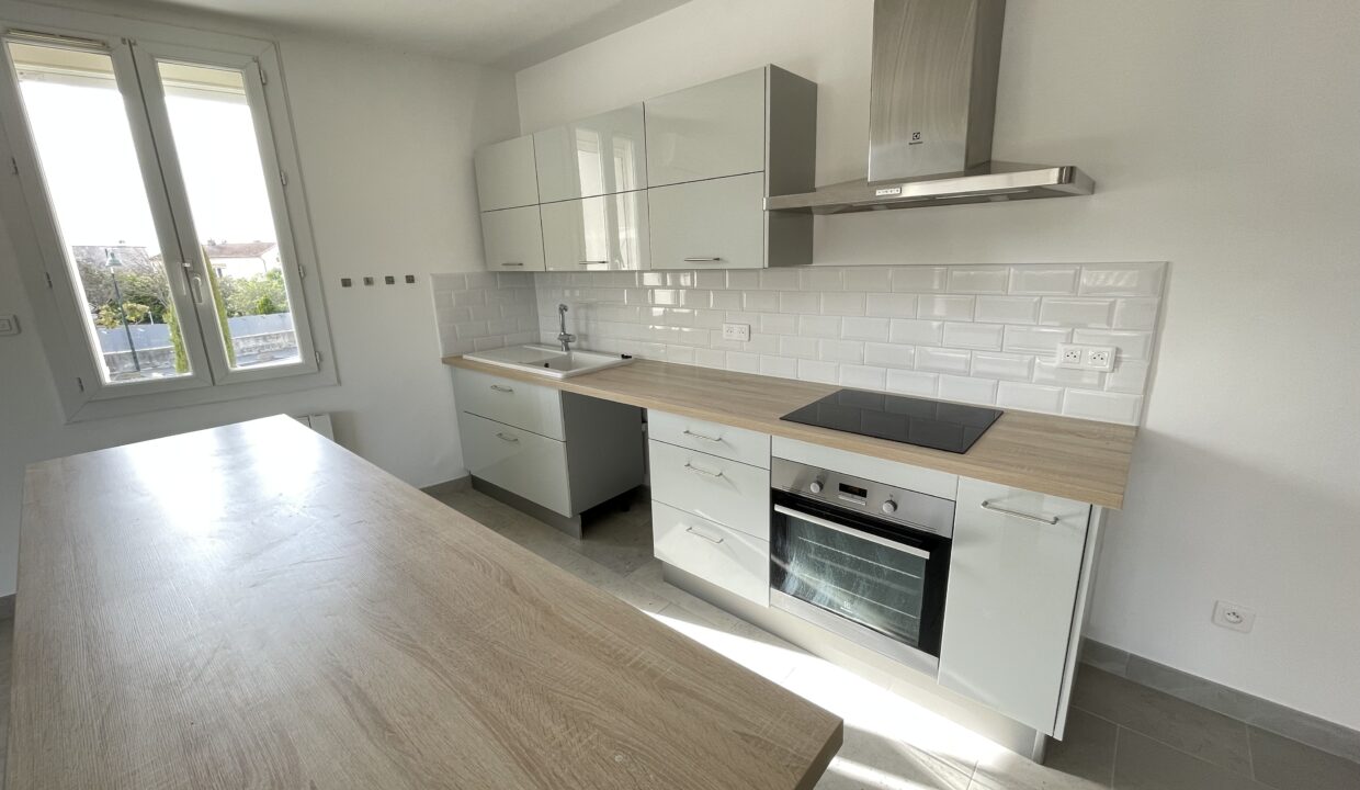 Velleron grand T3 avec terrasse et parking cuisine moderne