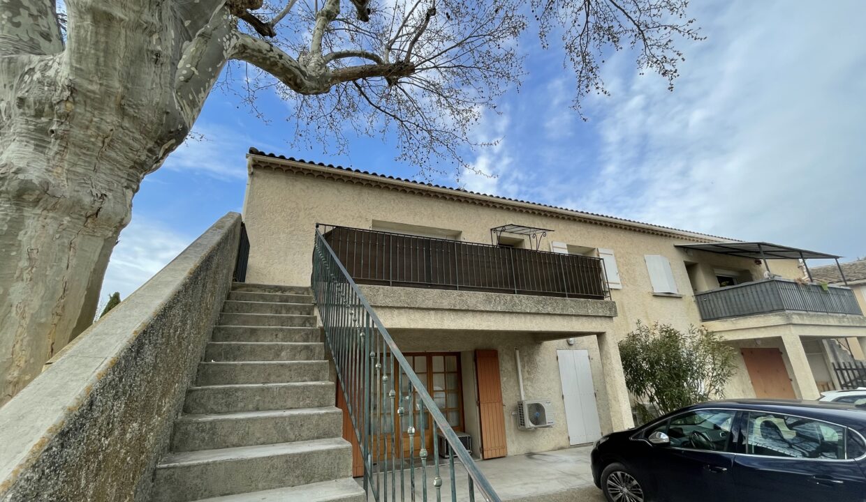 Velleron grand T3 avec terrasse et parking exterieur