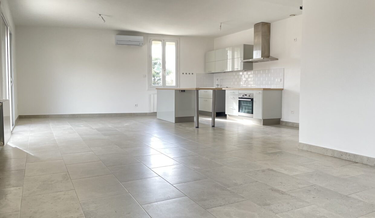 Velleron grand T3 avec terrasse et parking renové
