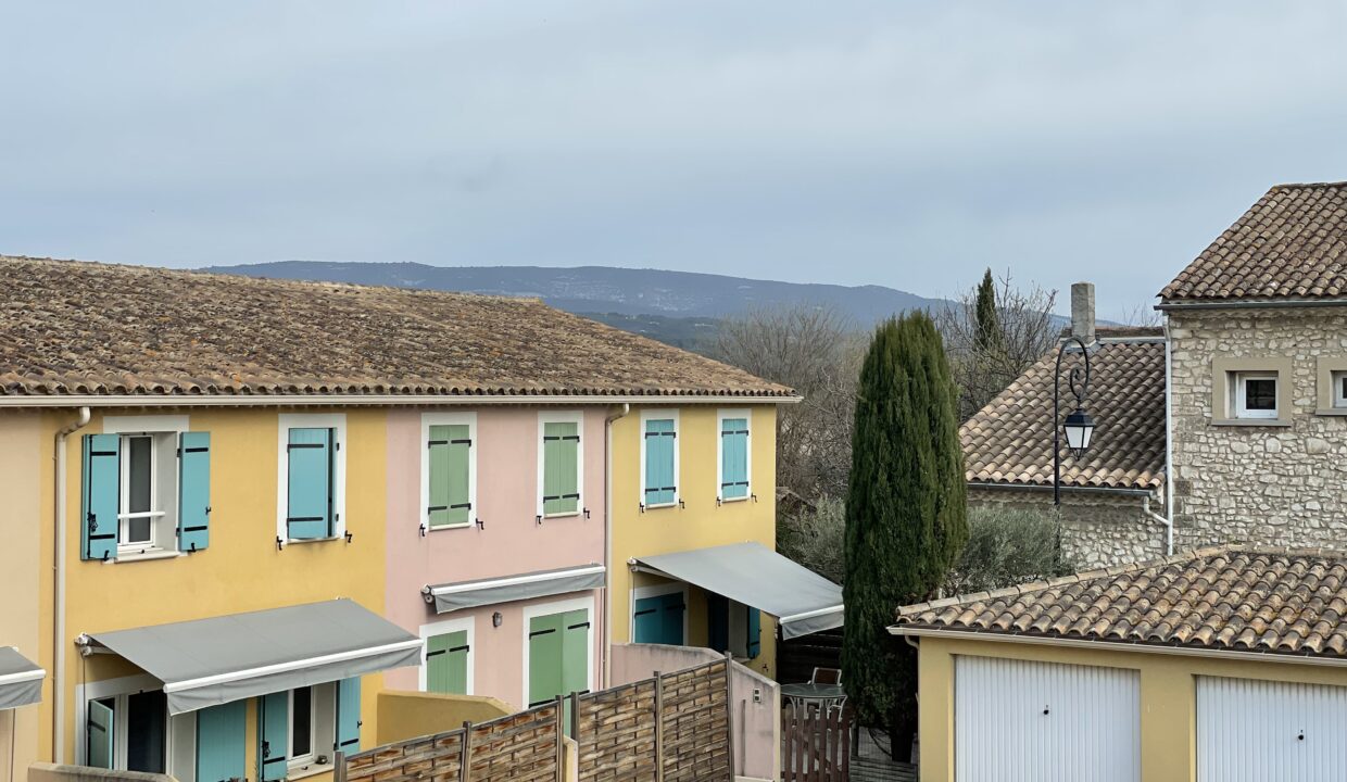 Velleron grand T3 avec terrasse et parking vue dégagée