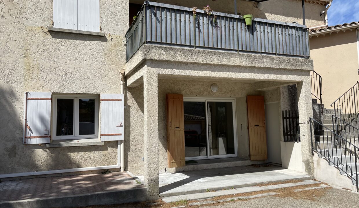Velleron spacieux T3 avec parking extérieur