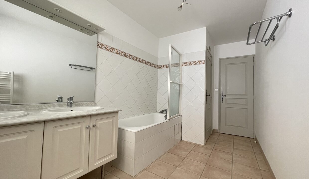 Carpentras T4 avec jardin salle de bain avec baignoire