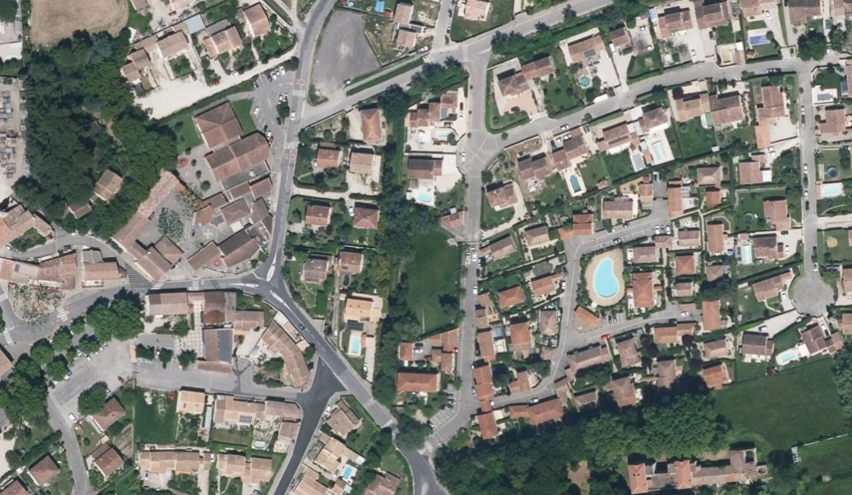 Loriol-du-Comtat terrain constructible de 728m2 vue aerienne village