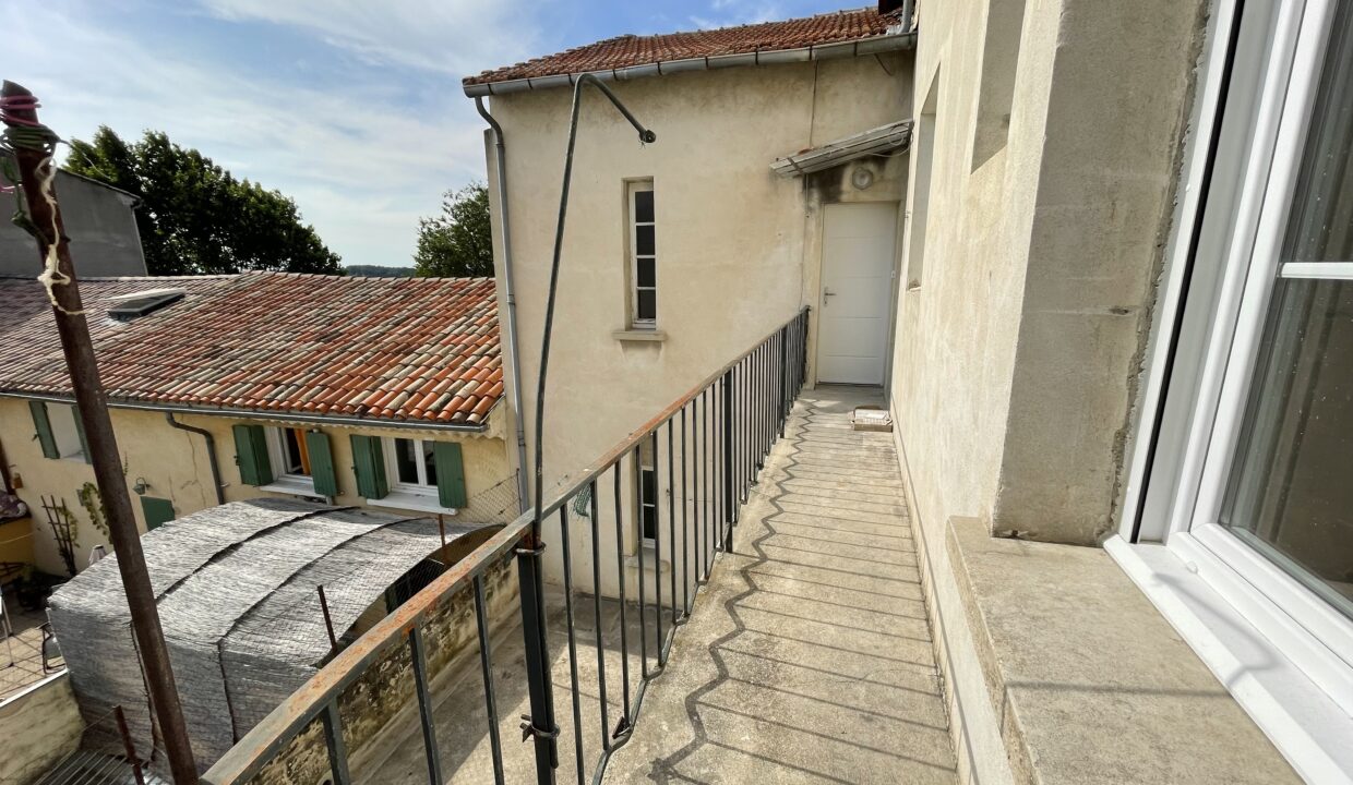 Carpentras T2 renové avec balcon sud