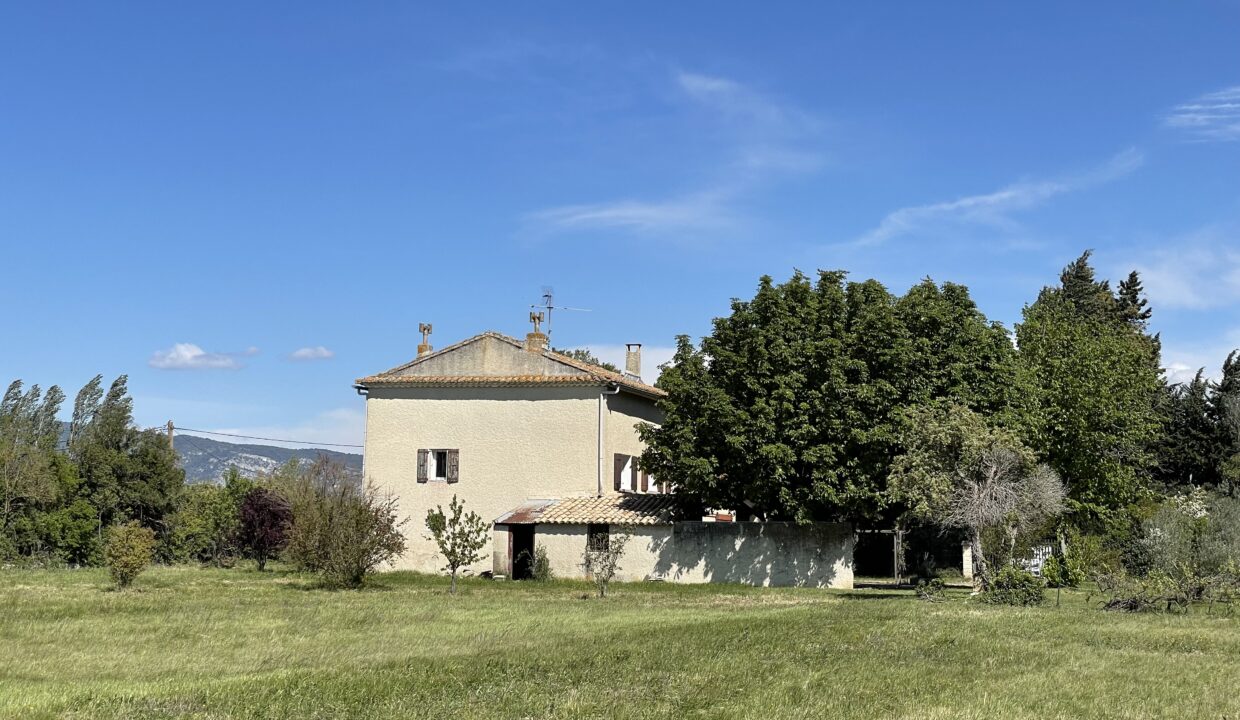 L'Isle-sur-la-Sorgue mas avec dépendances et terrain arboré