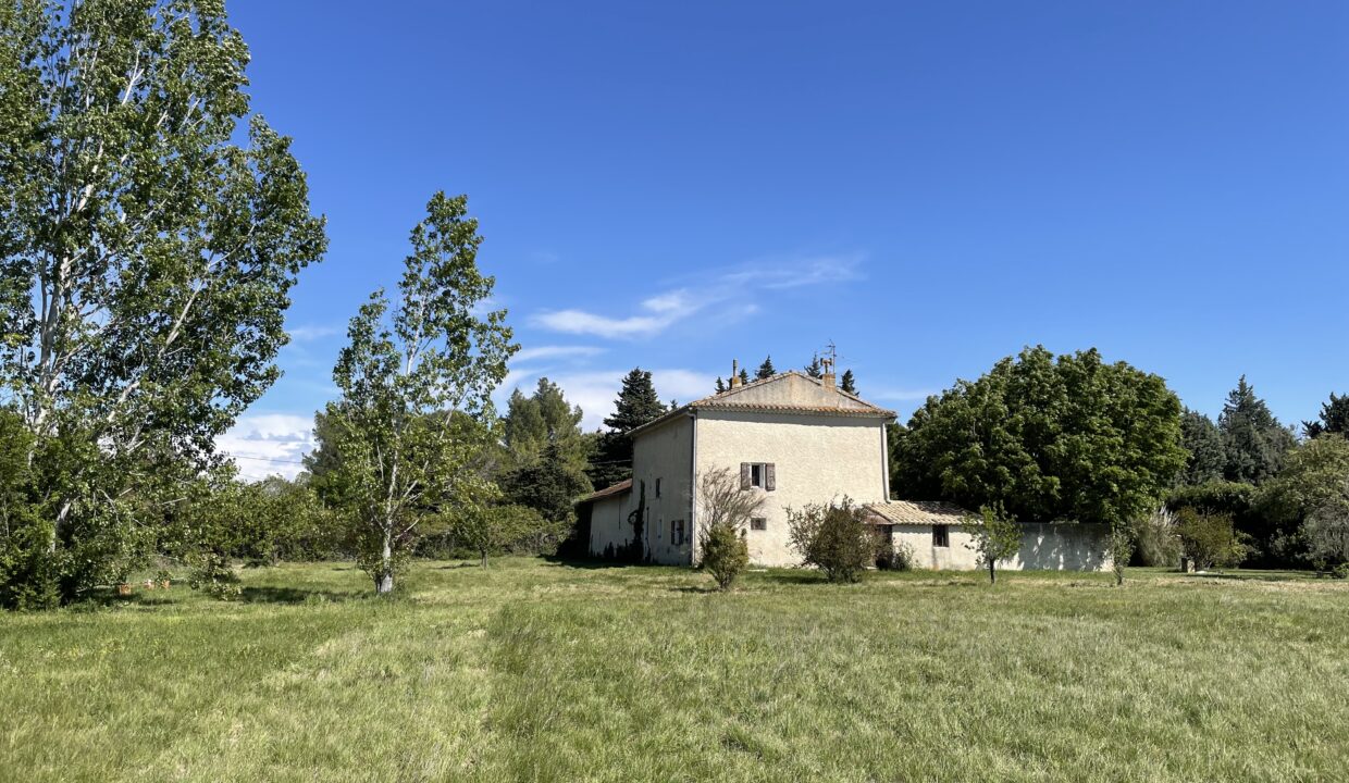 L'Isle-sur-la-Sorgue mas avec dépendances et terrain arbres