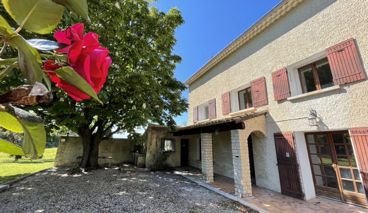 L'Isle-sur-la-Sorgue mas avec dépendances et terrain façade