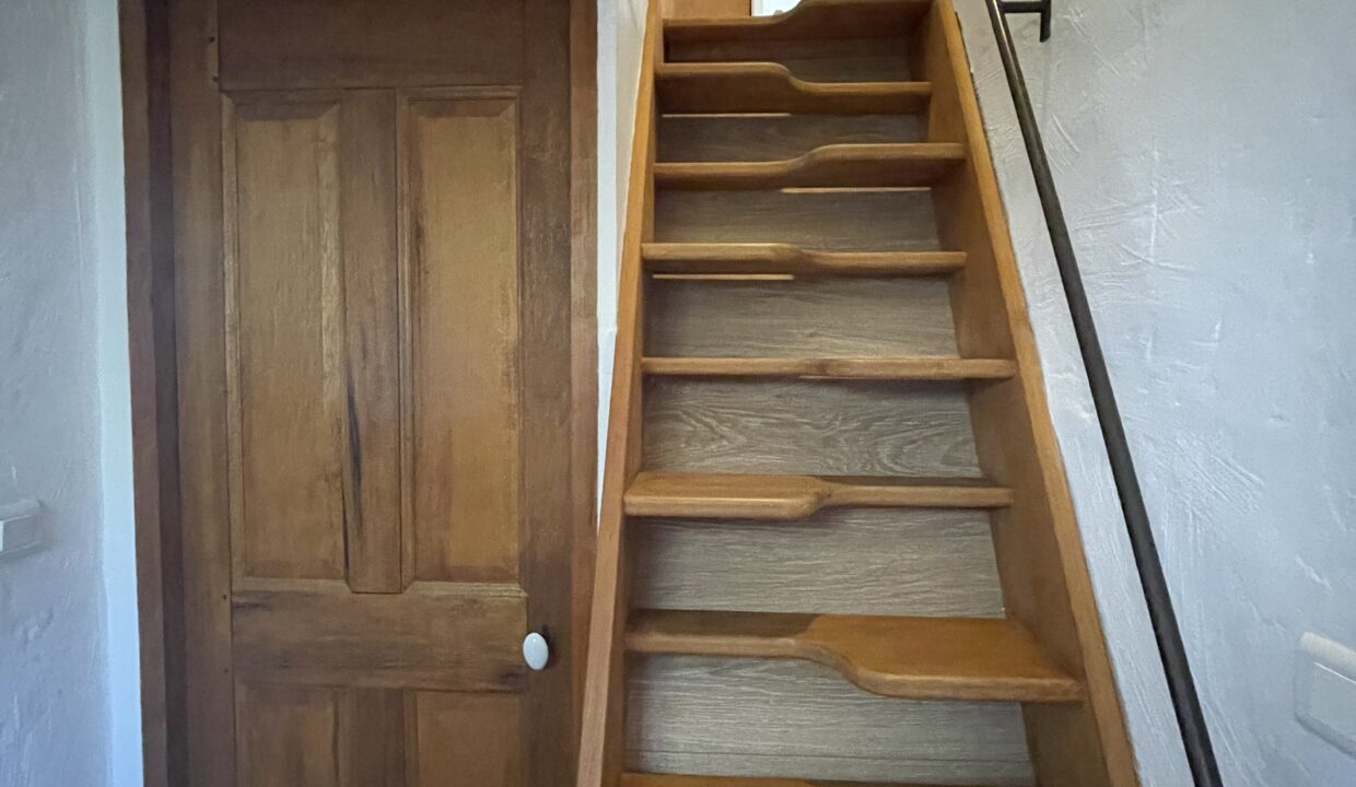 Mazan T2 meuble campagne escalier