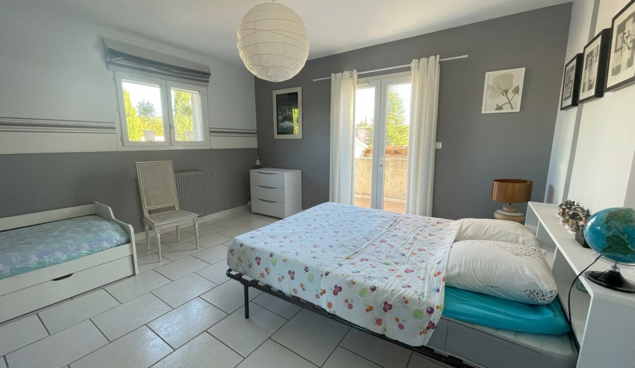 Pernes-les-Fontaines villa avec piscine chambre avec balcon