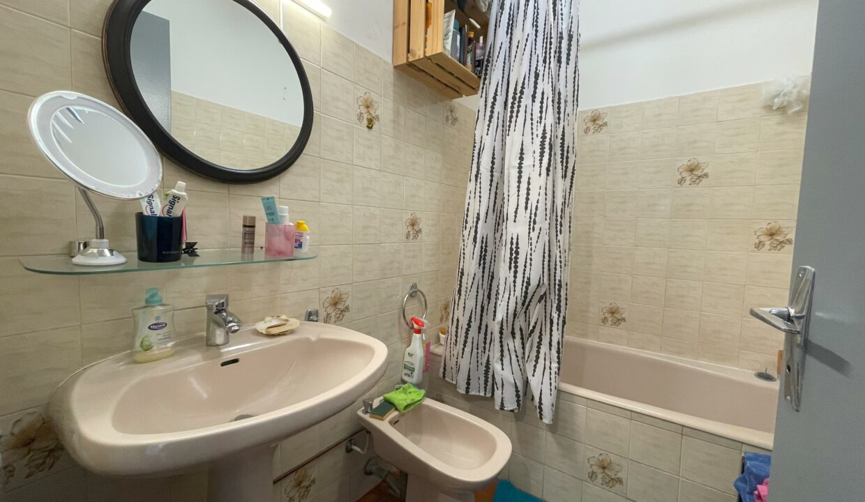 Carpentras agréable T3 avec balcon, parking et cave salle de bain