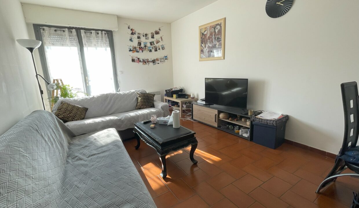 Carpentras agréable T3 avec balcon, parking et cave salon