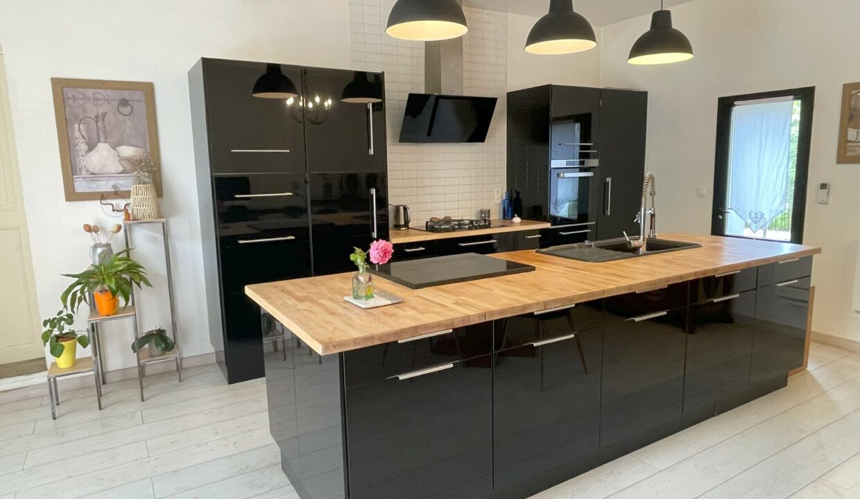 Loriol-du-Comtat maison de maître avec terrain, piscine et gites coin cuisine