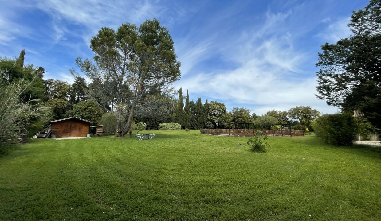 Loriol-du-Comtat maison de maître avec terrain, piscine et gites jardin