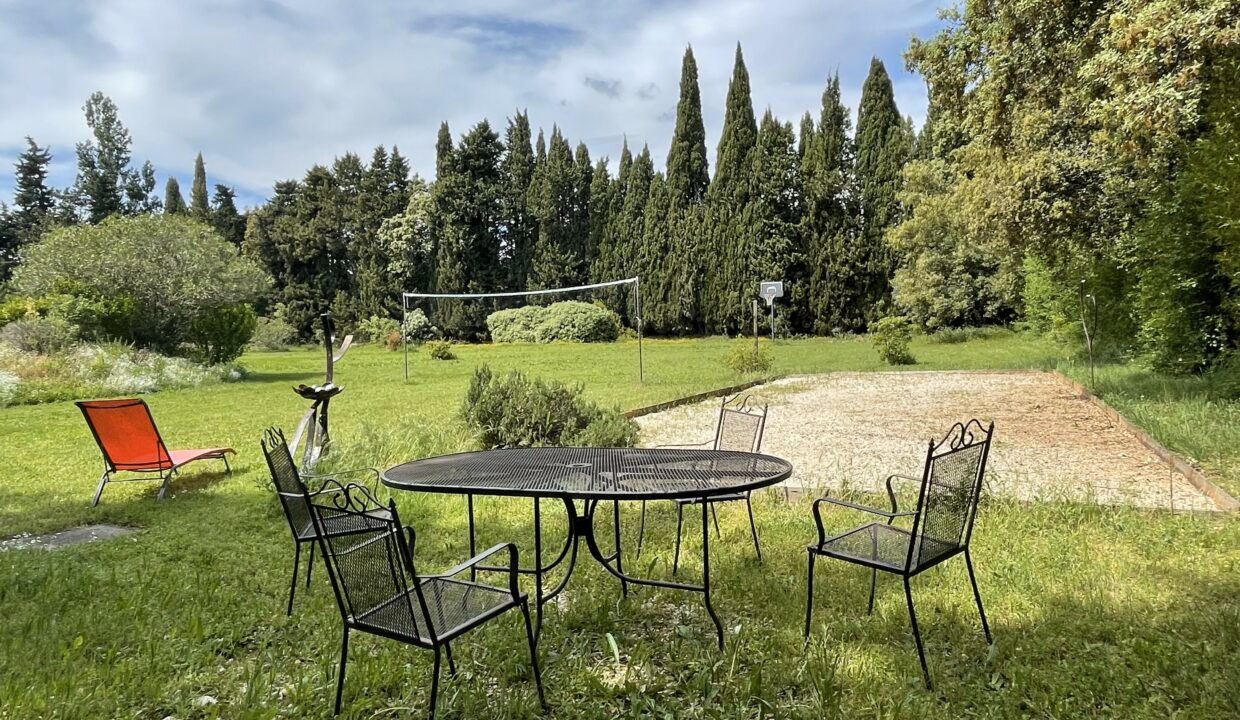 Loriol-du-Comtat maison de maître avec terrain, piscine et gites petanque